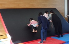 マットをよじのぼる