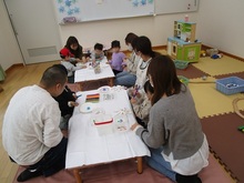 机上で工作をするこどもたちの写真