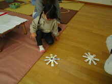 こまで遊ぶこどもの写真2