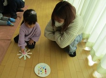 こまで遊ぶこどもの写真1