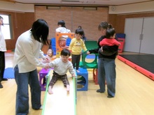 遊戯室で遊ぶこどもたちの写真