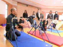 鉄棒に挑戦するこどもたちの写真
