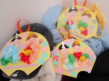 ひな飾りが3つ並んでいるようす