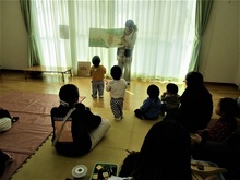 絵本の読み聞かせのようす