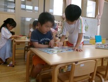 異年齢で遊んでいる写真