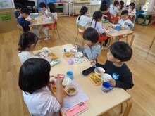 給食を食べている写真