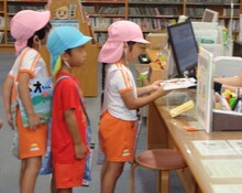 図書館訪問の写真