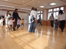 親子で散歩している写真