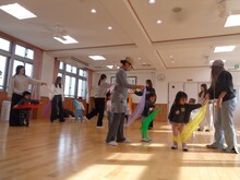 スカーフで遊んでいる写真