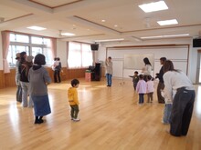 手遊びをしている写真