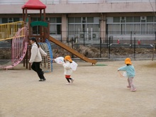 スーパーの袋をたこにみたててたこあげを楽しんでいます。