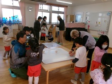 こま回しを教えてもらっています。