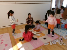 お手玉を一緒にしています。