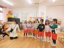 クラスのみんなでお話の世界に入ってセリフを言います。