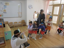 「おおきなかぶ」のお話をもとにみんなでお話ごっこをしています。