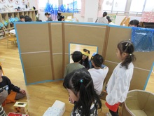 お話の世界にひたって自動販売機ごっこを楽しんでいます。