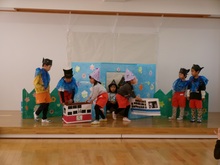 ステージで自動販売機ごっこをしています。