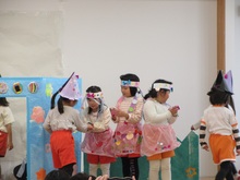 自分たちで作った衣装を着て生活発表会で劇遊びを披露しています。