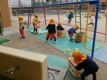 ビールケースが拠点となって外遊びを楽しんでいます。