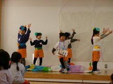 グループの友だちと共に手作りバルーンを使って踊りを披露しています。