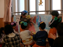 思い出の絵をグループの友だちと一緒に飾っています。