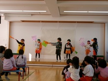 フラッグをした運動会の思い出をステージで再現します。