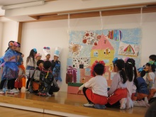 それぞれの絵を合わせると、みんなの思い出の絵の完成です。1年間の思い出をクラスみんなで表現しました。