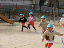 画用紙をぐるぐると切り取り、ひもを付けてへびだこの完成です。走ると、へびのような動きをしています。