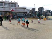 転がしドッジボールで遊んでいます。