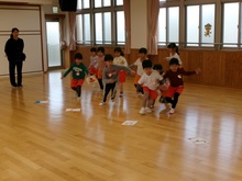 みんなで作った大型かるたで遊びます。