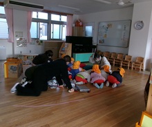 シェイクアウトのポーズをとっています。