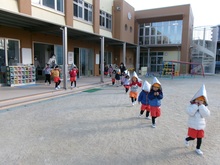 防災頭巾をかぶって外へ逃げます。