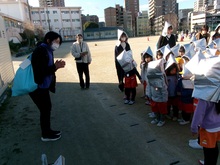 2次避難場所へ避難する練習をしています。