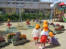 ブランコは順番です。丸印に1人ずつ並んでブランコが空くのを待っています。