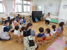 看護師さんから手の洗い方をクラスみんなに教えてもらっています。
