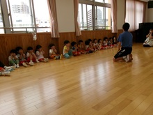 3歳児です。体の名前を聞いて素早く自分の体の位置を確かめます。