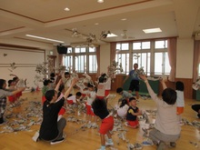4歳児です。新聞をびりびりっとして投げたり拾ったりしています。