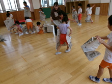 5歳児です。新聞紙を体に当てながら走っています。