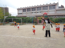 3歳児が園庭でよーいどんと走っています。