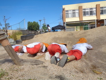 築山の下で見つからないように隠れています。