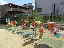 4歳児が鉄棒に挑戦です。