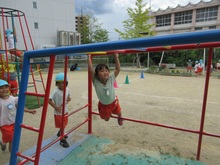 雲梯に挑戦しています。