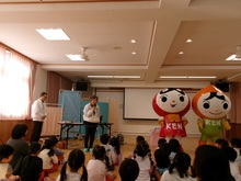 人権まもるくんとあゆみちゃんがこども園に来てくれました。