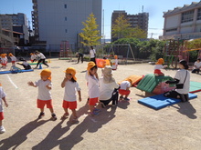 園庭でトンネルくぐったりマットの坂道や平均台などを渡ったりしています。