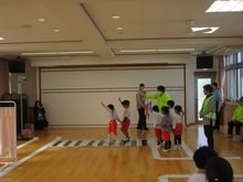 遊戯室に設けられた信号を見て安全にわたります。