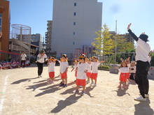 ダンゴムシのお面をかぶってダンスをします。