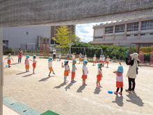 4歳児が曲に合わせてみんなで丸になろうと考えています。