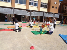 友だちとボールを運んだり、自分の力を思い切り出して鉄棒などにチャレンジしています。