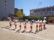 ポンポンと被り物を付けて、おばけに扮してダンスを踊ります。