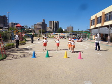 5歳児が思い切り力を出してまっすぐ走ってます。